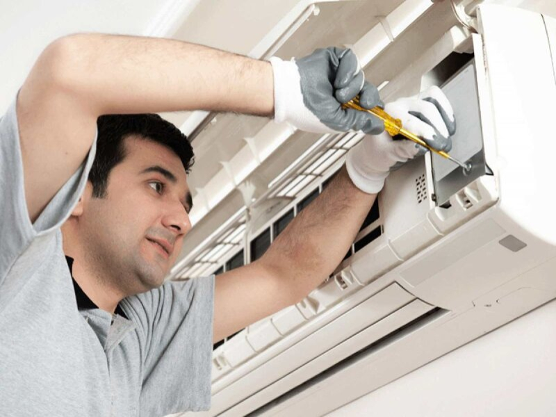 Técnico reparando Aire Acondicionado Climatronic