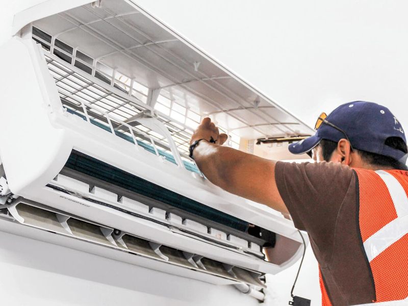 Técnico Instalando Aire Acondicionado Climatronic