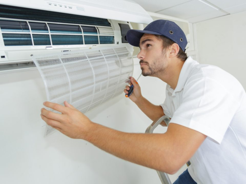 Técnico cambiando filtros de Aire Acondicionado Climatronic