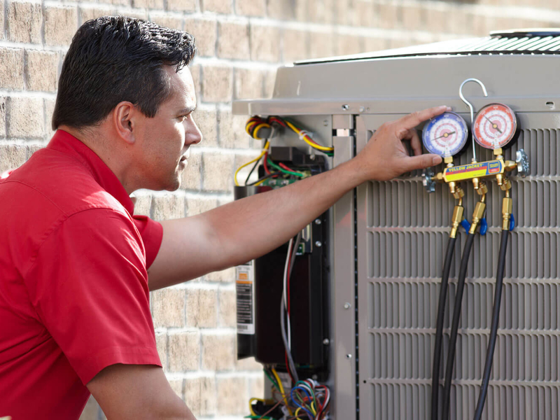 Técnico cargando gas de aire acondicionado Climatronic
