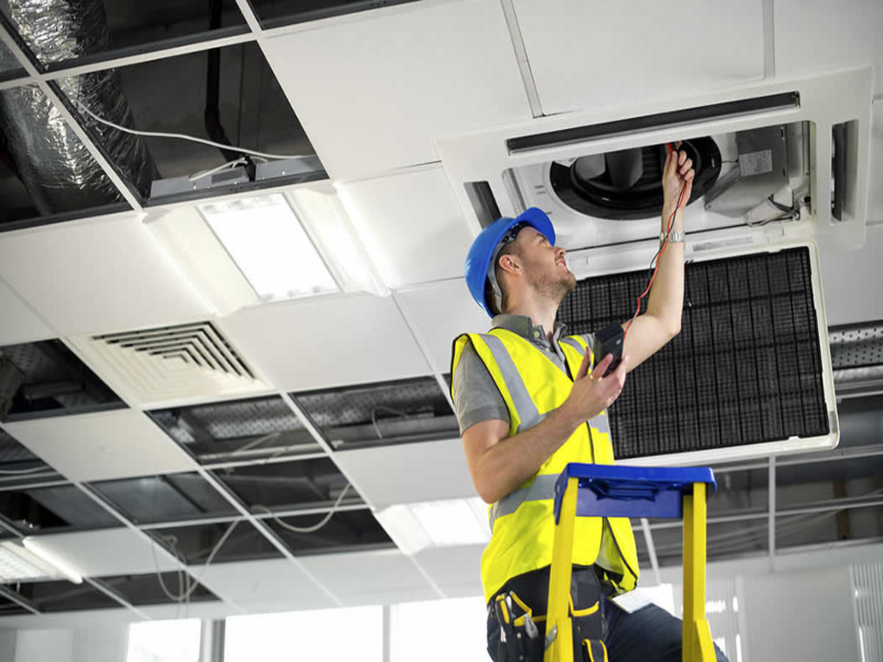 Técnico realizando mantenimiento de aire acondicionado Climatronic
